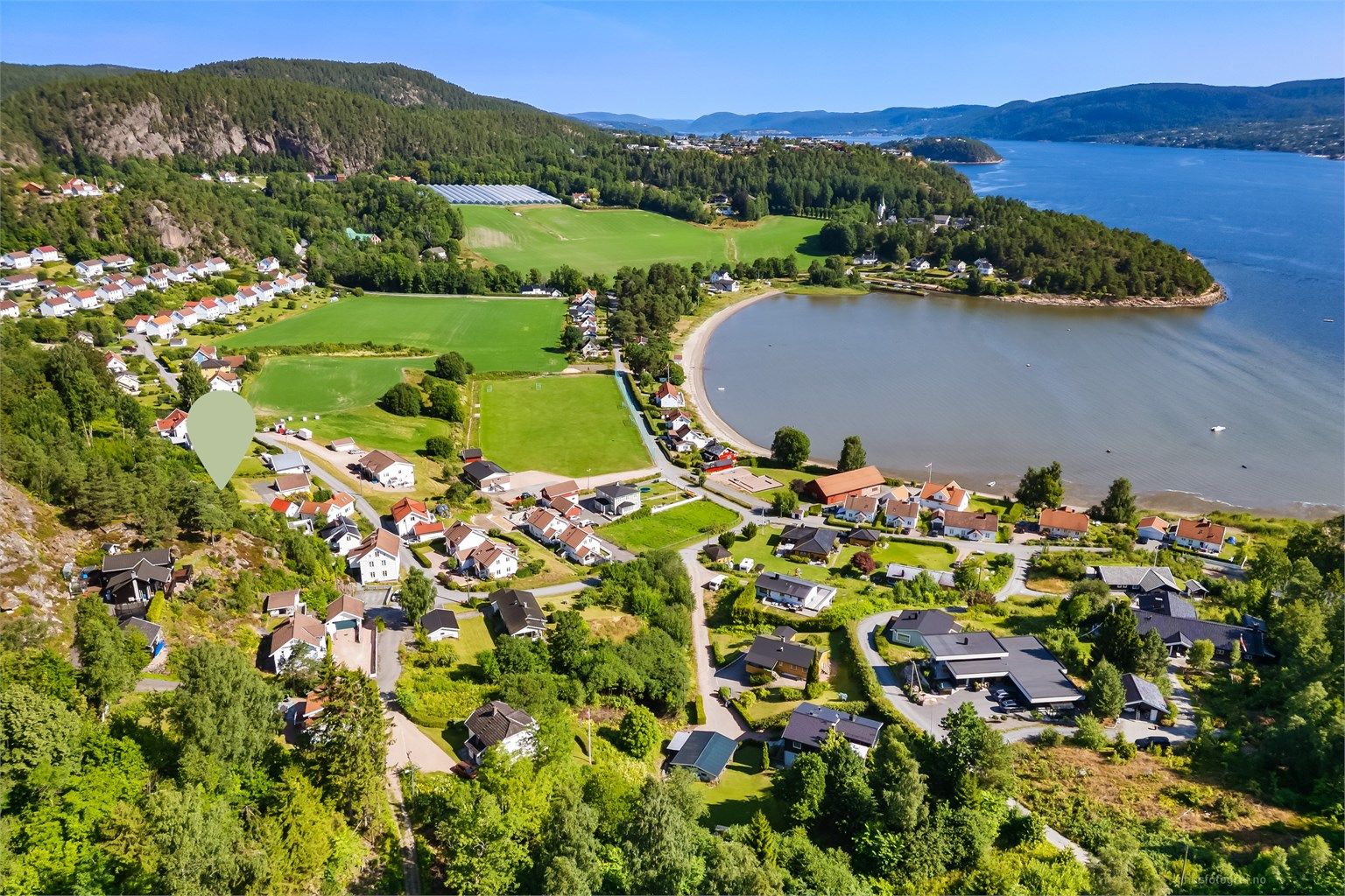 Kort gangavstand ned til fjorden og Bergerbukta med flott badeplass (langgrunn, naturlig sandstrand), her er det kyststi samt et godt fiske- og båtliv. 