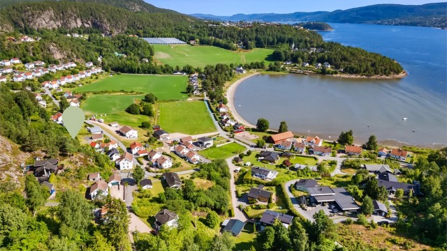 Kort gangavstand ned til fjorden og Bergerbukta med flott badeplass (langgrunn, naturlig sandstrand), her er det kyststi samt et godt fiske- og båtliv.