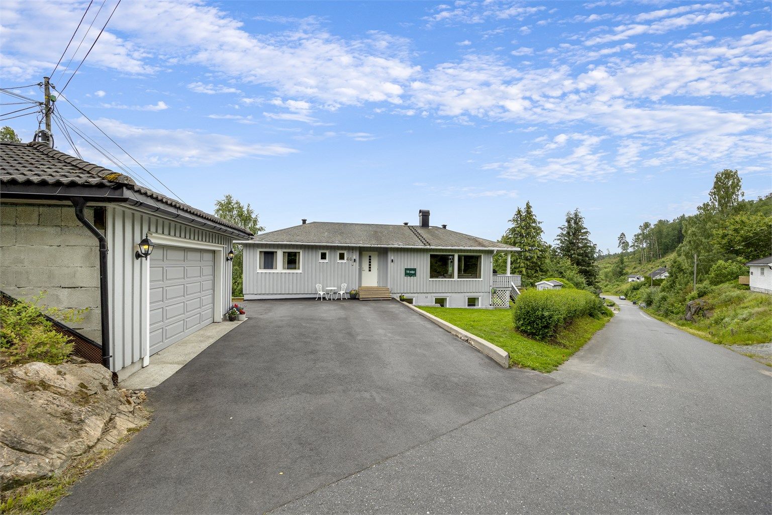 Nyasfaltert gårdsplass og en romslig, frittstående garasje på 44 m².