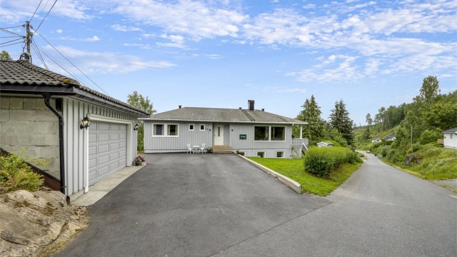 Nyasfaltert gårdsplass og en romslig, frittstående garasje på 44 m².