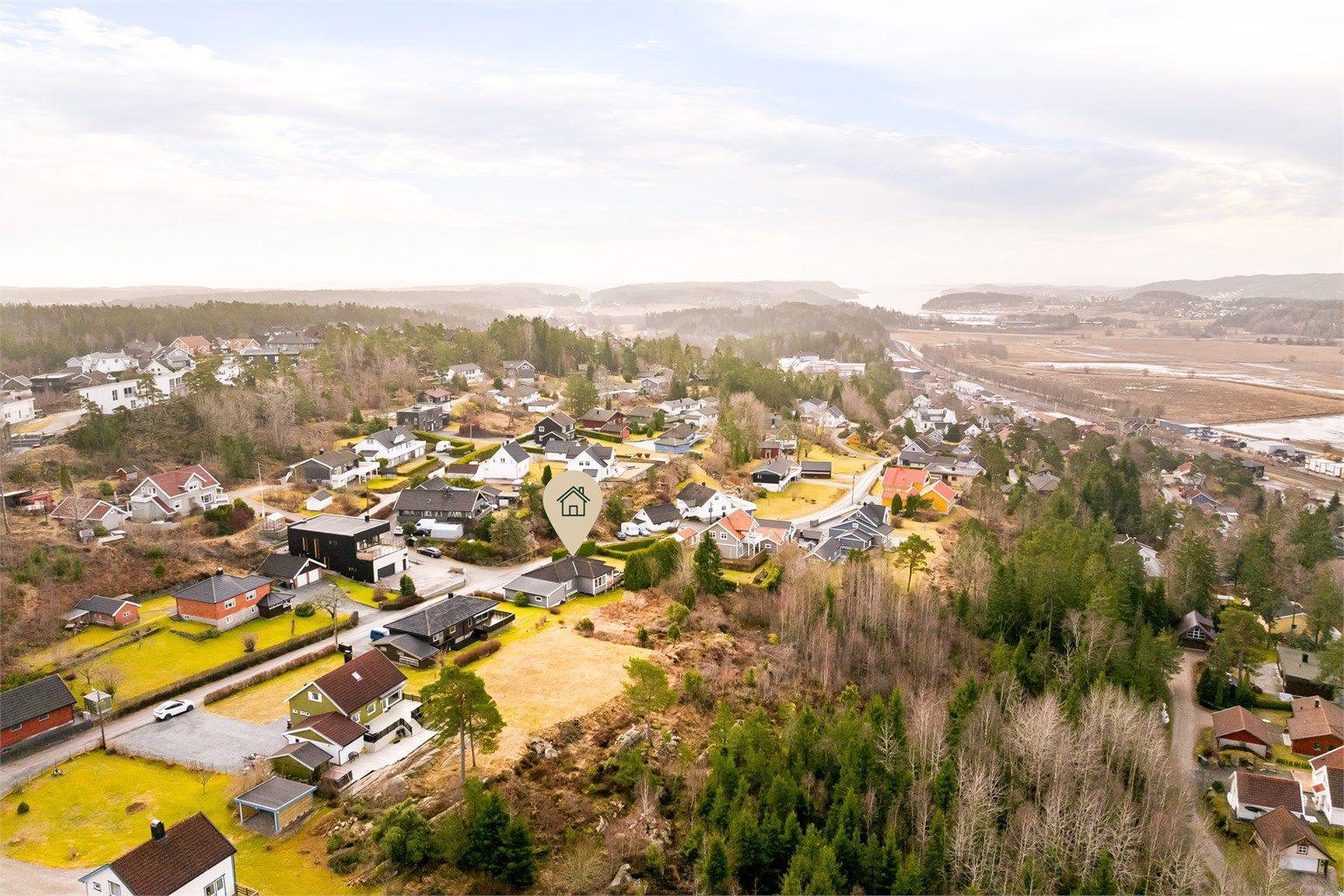 På platået nesten helt øverst i Hasliveien ligger nummer 22, med skog og mark rett utenfor døren. Fotograf; Kristoffer Kristiansen.