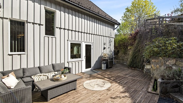 Terrassen ligger lunt og usjenert til mot fjellet som en naturlig avgrensning.