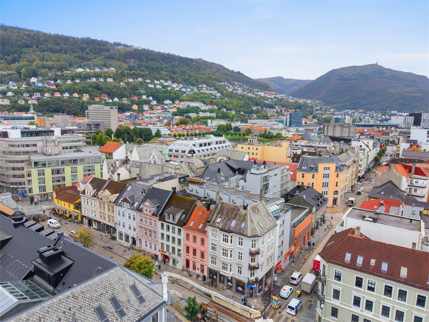 Kort vei til turstier mot Fløyen og byfjellene.