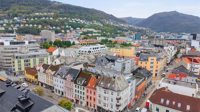 Kort vei til turstier mot Fløyen og byfjellene.
