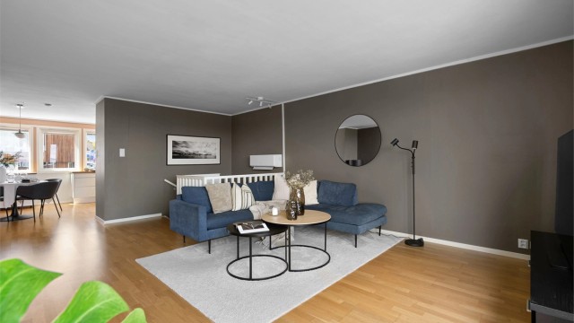 Boligens øverste etasje består av romslig stue og kjøkken.