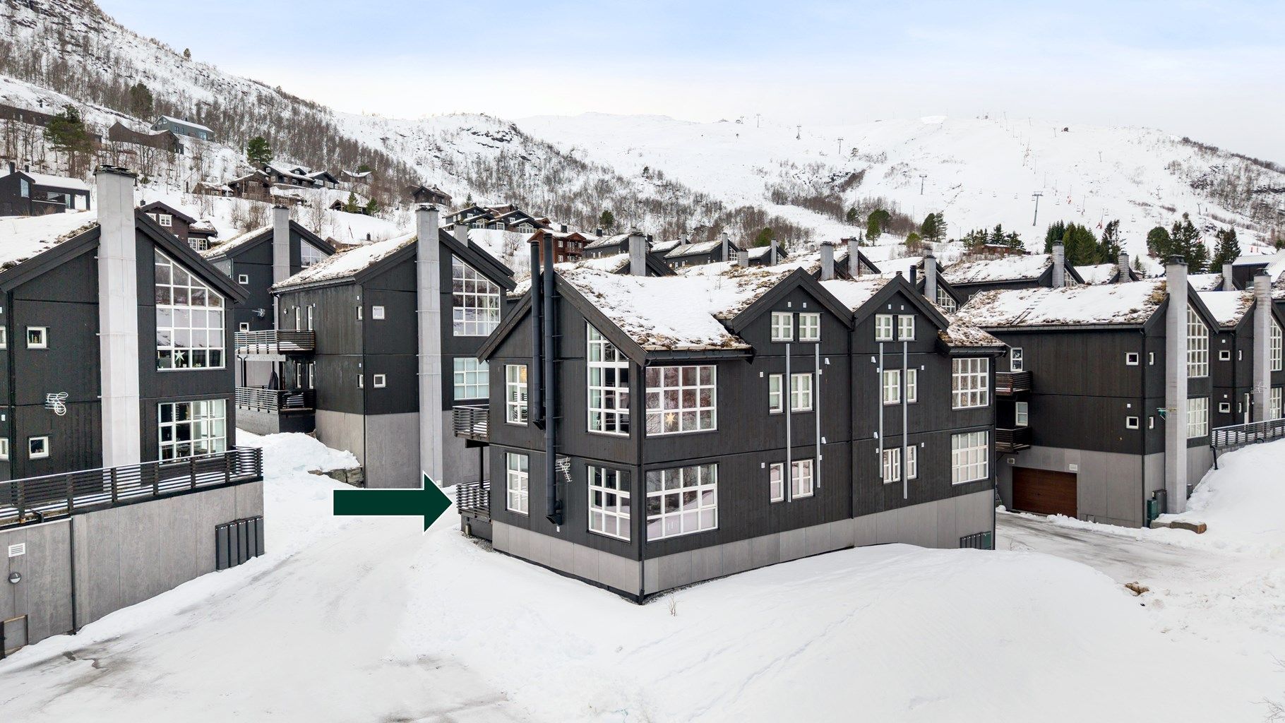 Krogsveen Sunnmøre v/EIendomsmegler Elisabeth Skjold har gleden av å presentere en flott attraktiv fritidsleilighet med god planløsning | Flott utsikt mot Roalden | Langrennsløype som nærmeste nabo | Garasjeplass