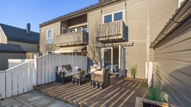 Terrassen på 19 m² er en usjenert og privat uteplass.