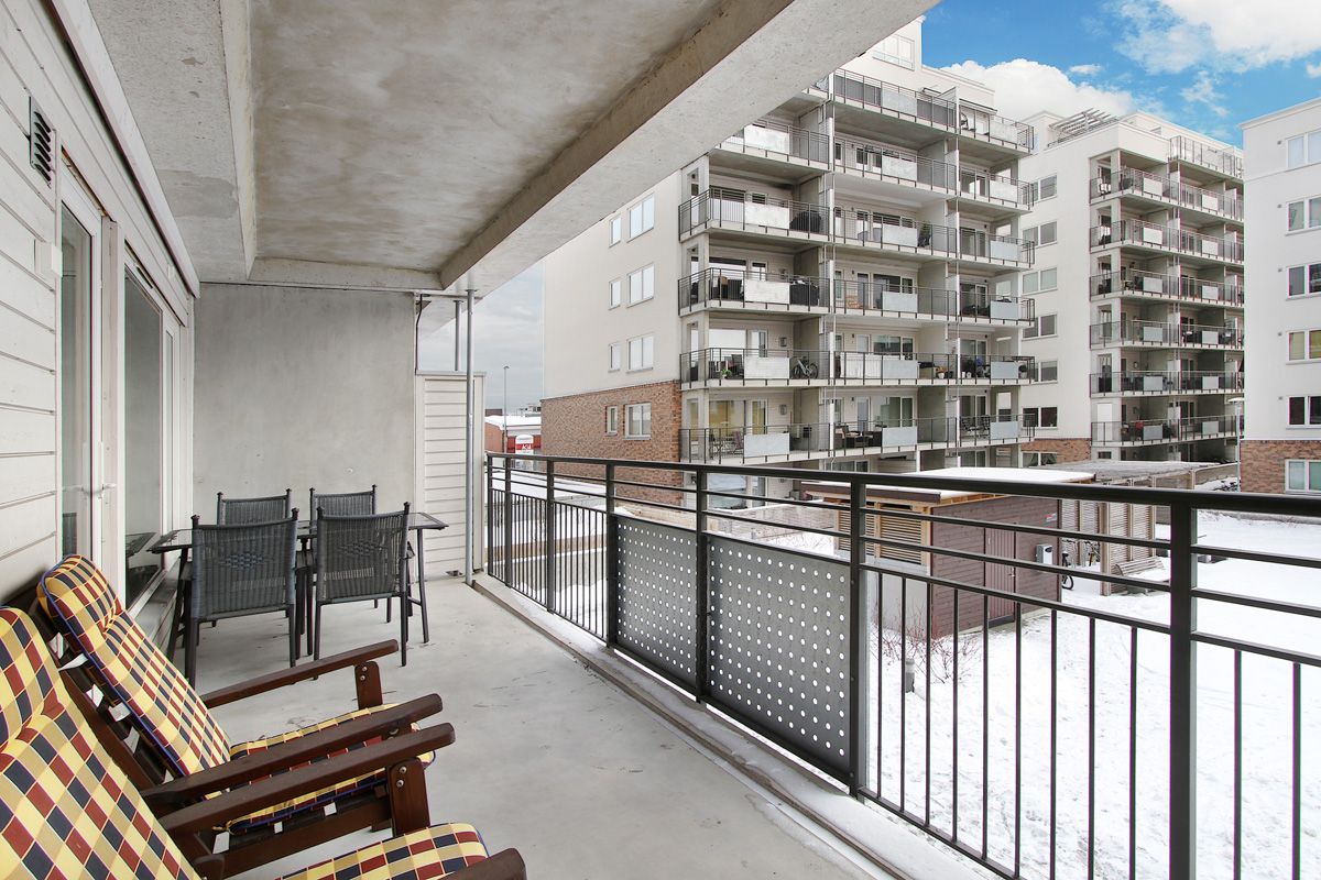 Balkong på 15 kvm med utmerkede møbleringsmuligheter.