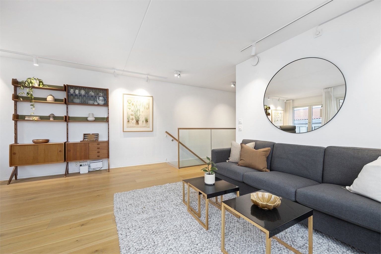 Boligens øvre plan består av stue, hovedsoverom, bad og takterasse.