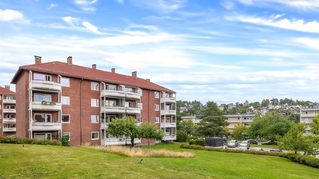 Leiligheten ligger i et etablert og veldrevet borettslag og er omgitt av store, grønne fellesarealer