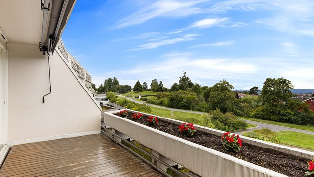 Terrassen er delvis overbygget og utstyrt med markise