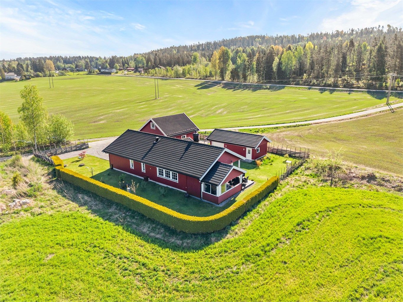 Eiendommen ligger i et landlig og rolig område i Nes kommune.