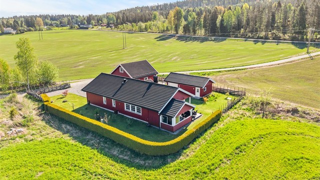 Eiendommen ligger i et landlig og rolig område i Nes kommune.