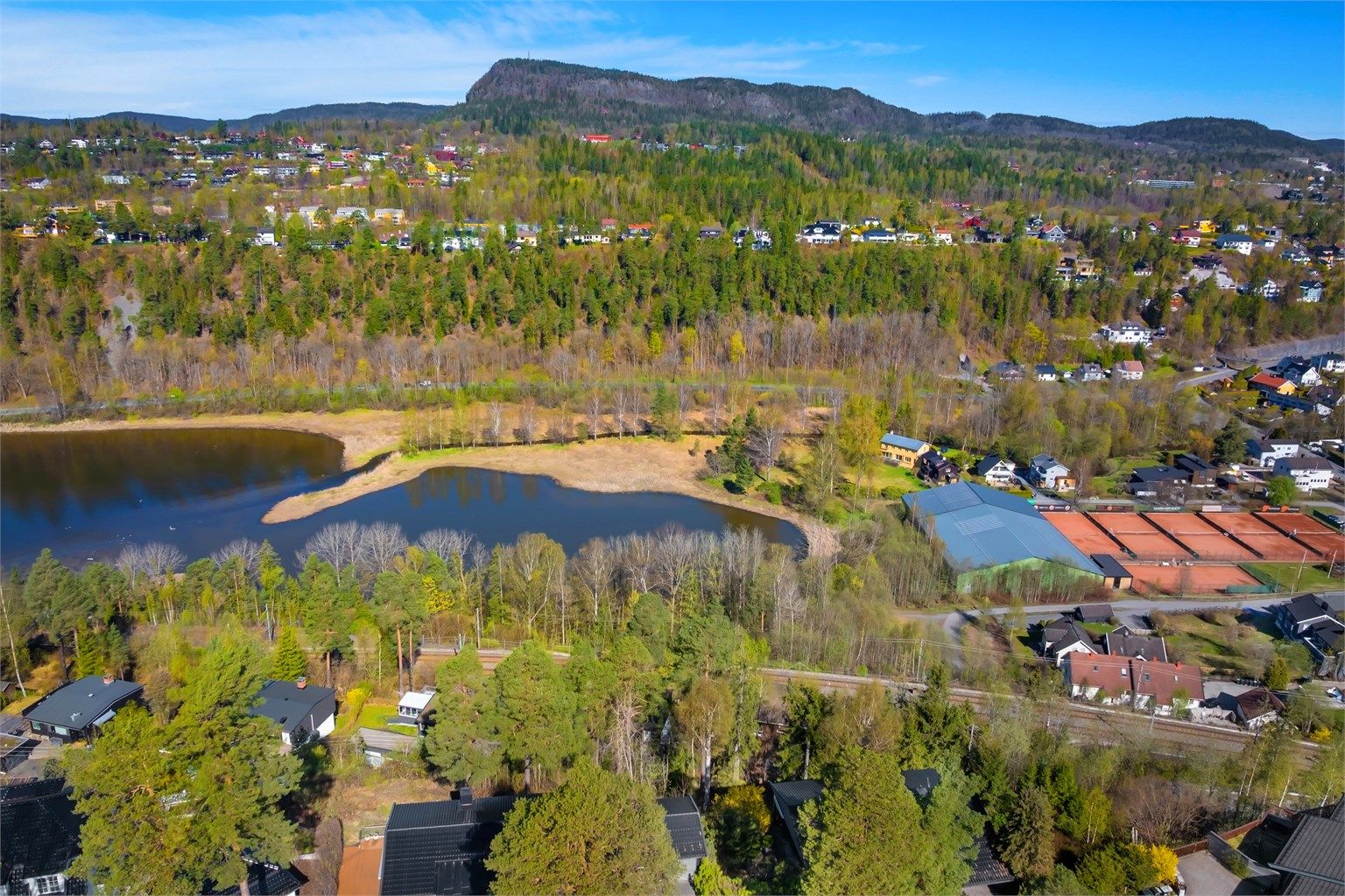 I nærområdet finnes det flere idrettsanlegg, inkludert tennisbaner.