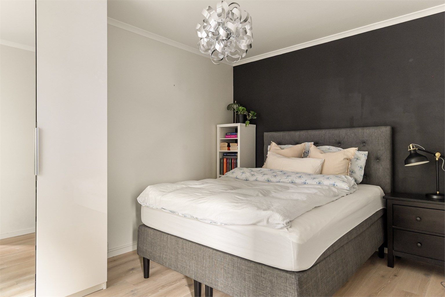 - Soverommet er av god størrelse med stor plass til en dobbeltseng -