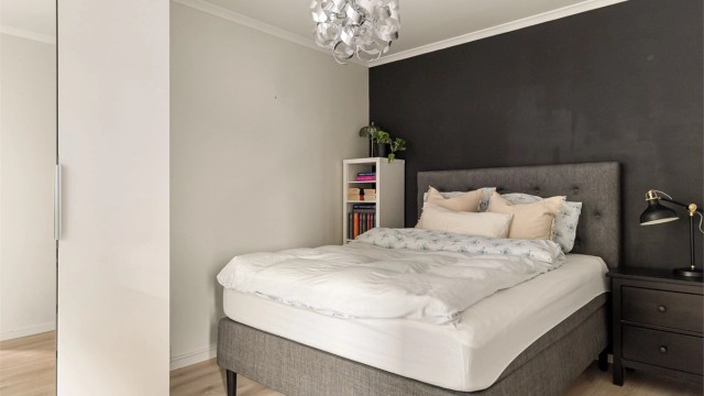 - Soverommet er av god størrelse med stor plass til en dobbeltseng -