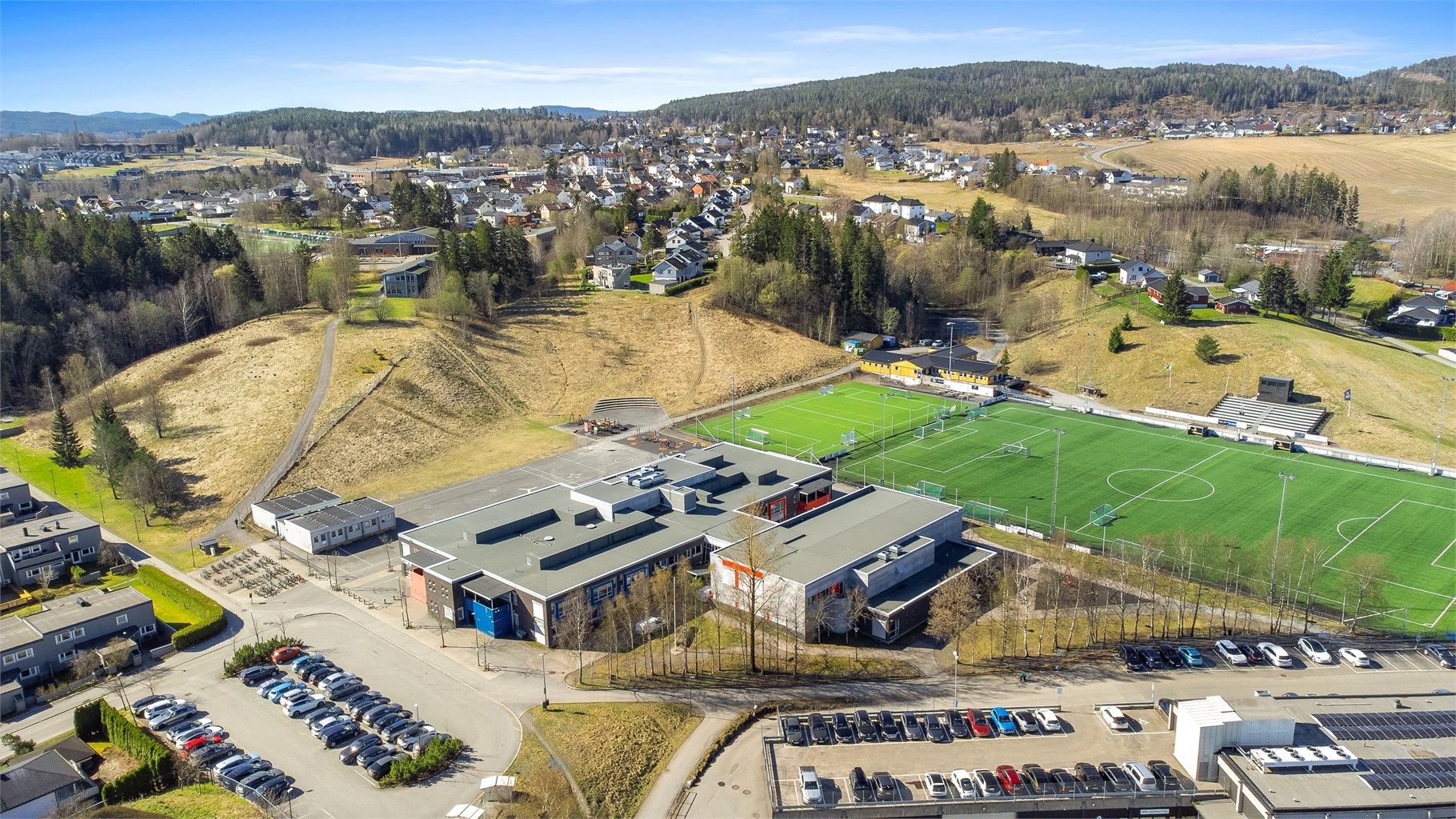 Karisveien ballplass ligger bare et par minutters gange fra boligen.