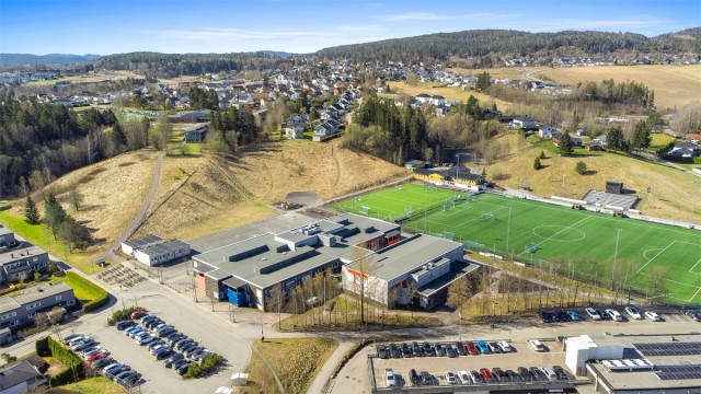 Karisveien ballplass ligger bare et par minutters gange fra boligen.