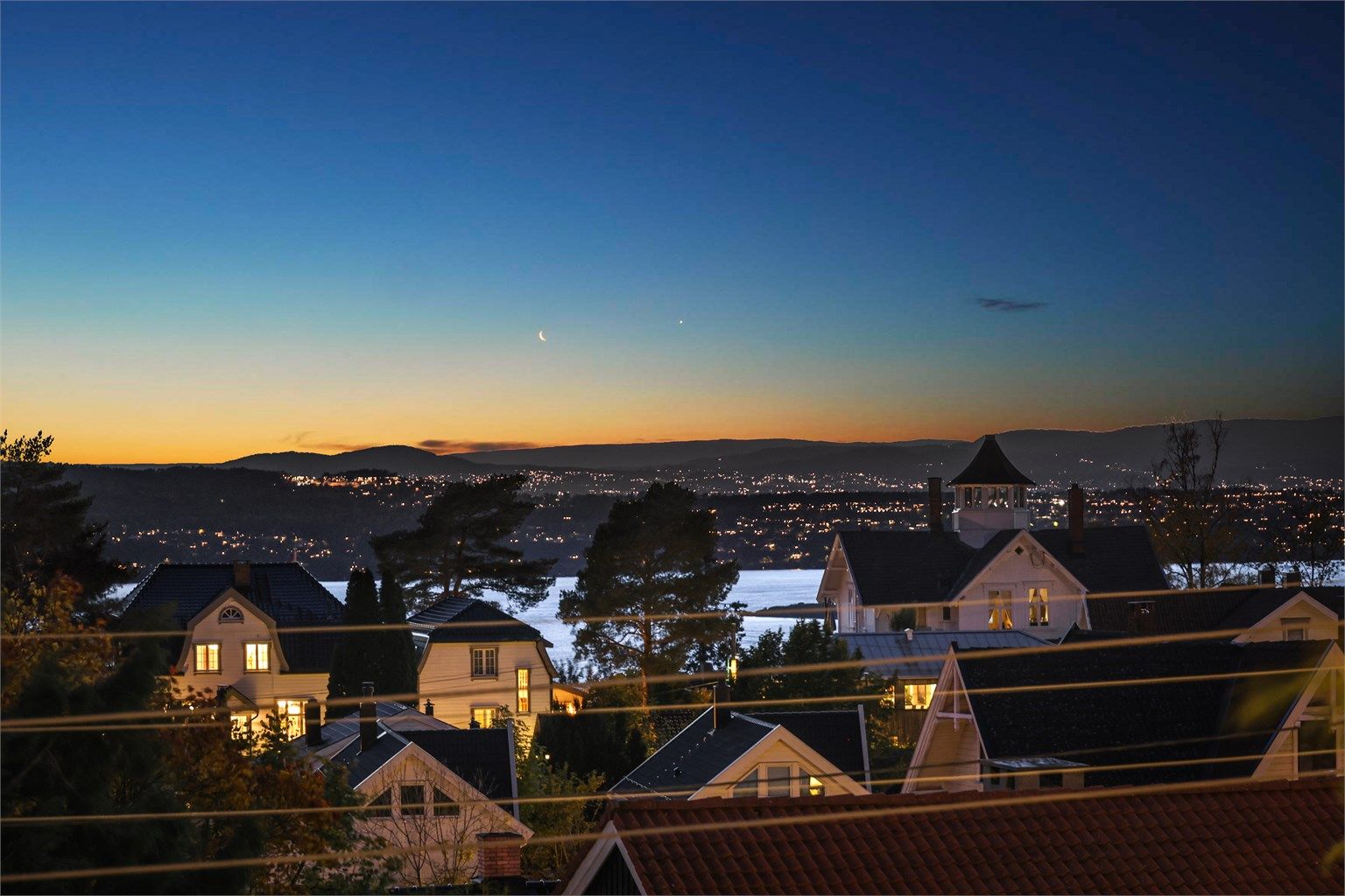 Den vestvendte terrassen har flott utsyn mot fjorden, og her kan man nyte solrike dager og lune kvelder helt til solen går ned.