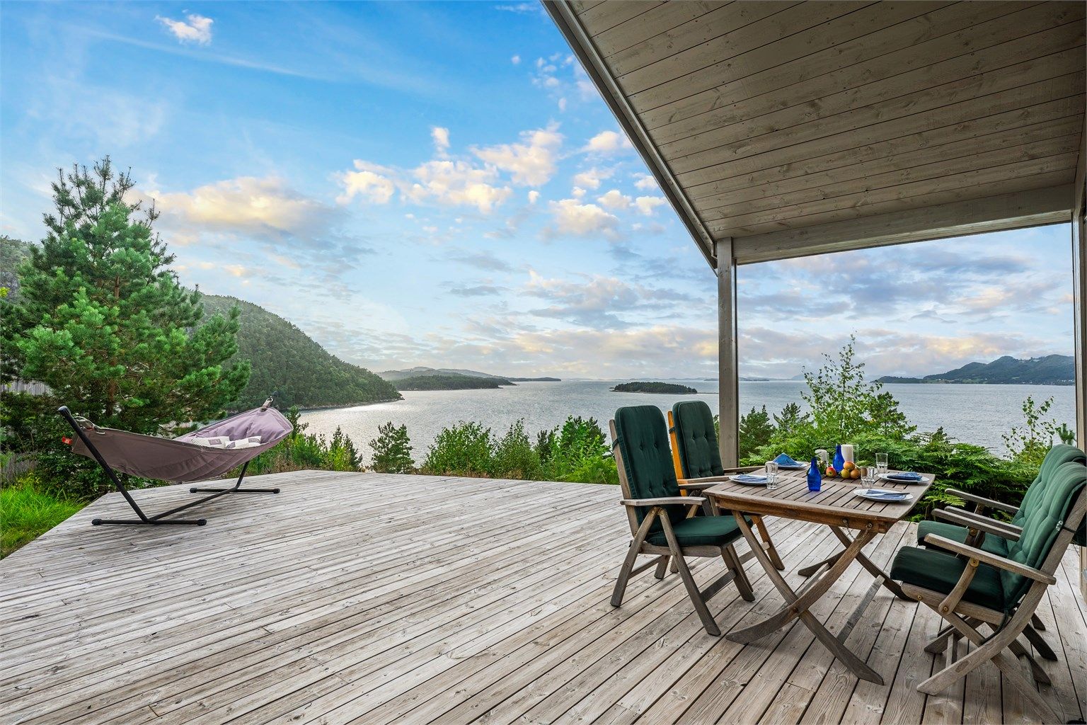 Stor terrasse på 87 kvm, meget gode solforhold, her kan man nyte lange dager og flott utsikt. 