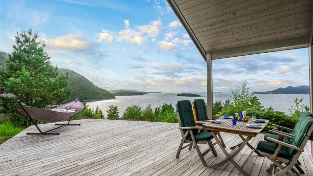 Stor terrasse på 87 kvm, meget gode solforhold, her kan man nyte lange dager og flott utsikt.