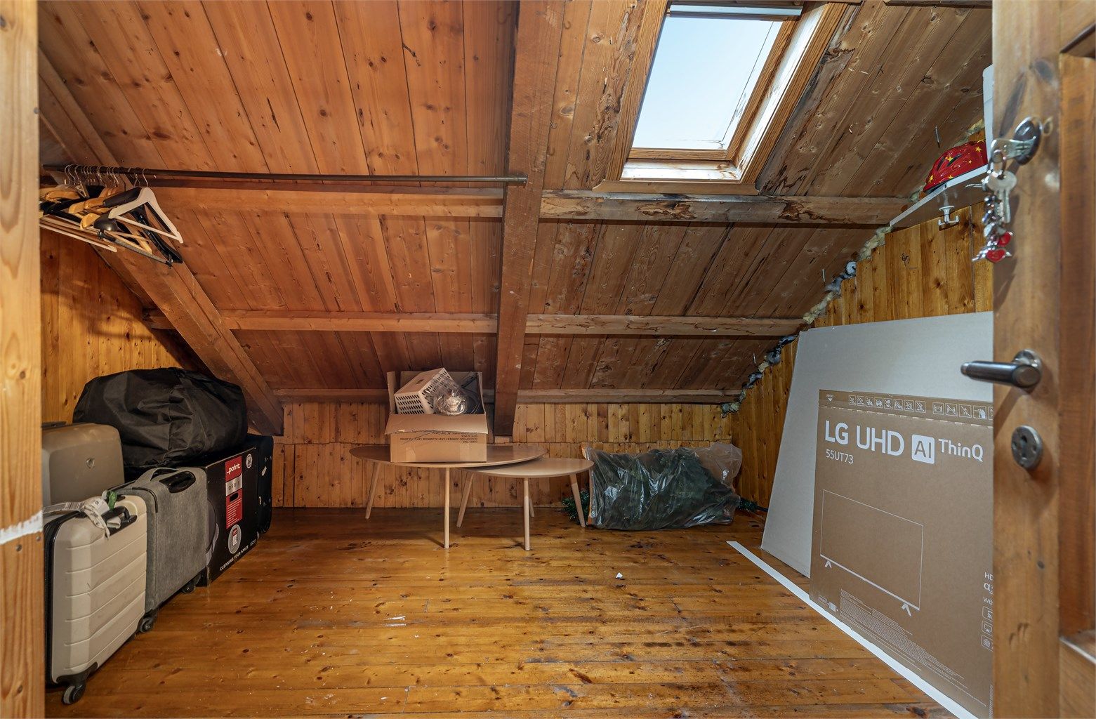 Leiligheten disponerer en bod for ekstra lagringsmuligheter.