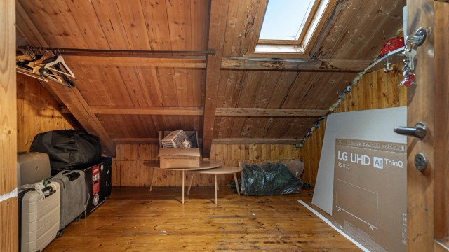 Leiligheten disponerer en bod for ekstra lagringsmuligheter.