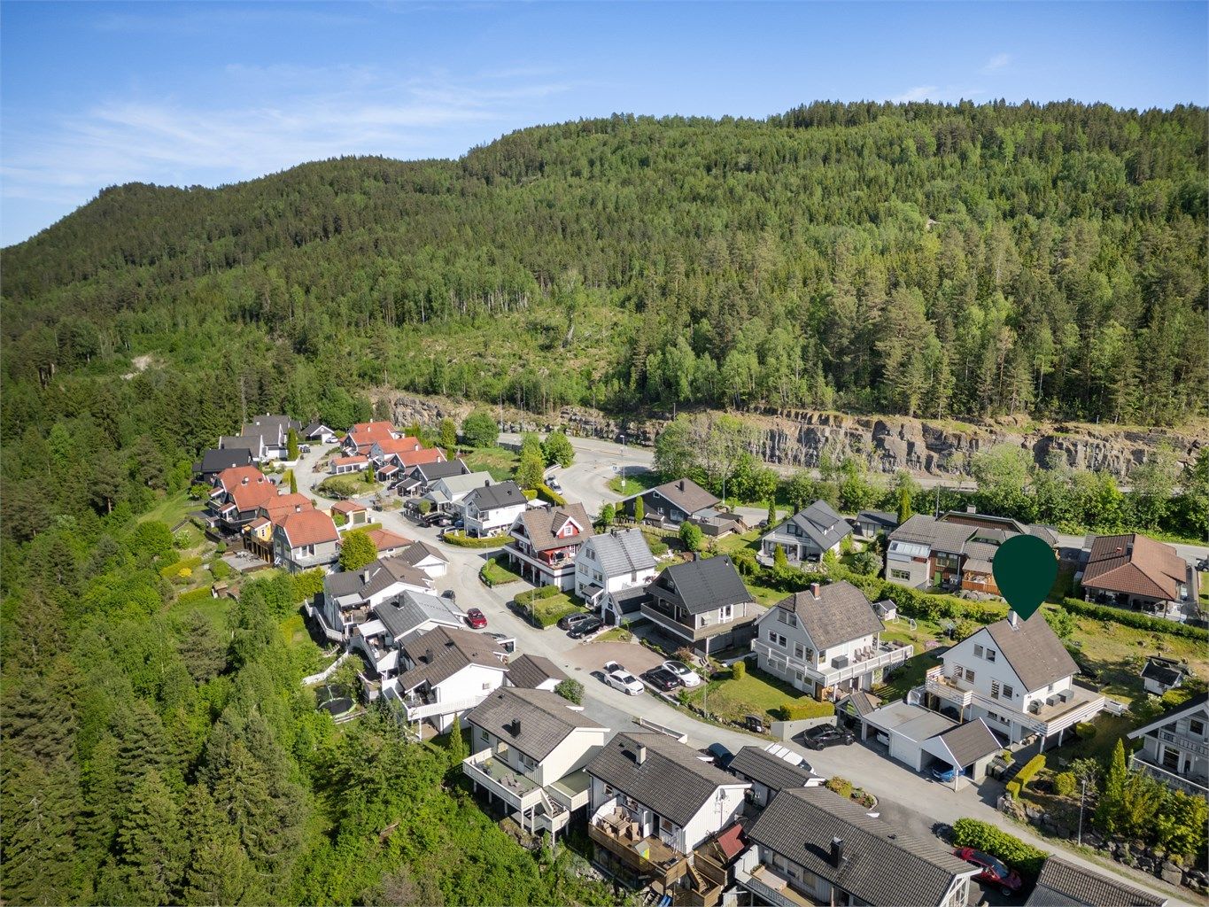 Enebolig med garasje og carport - flott hage og meget barnevennlig område