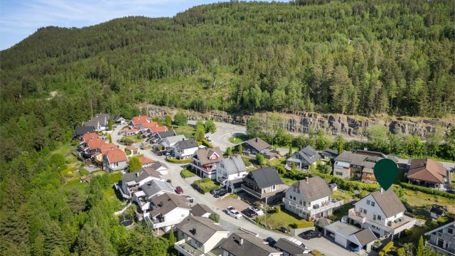 Enebolig med garasje og carport - flott hage og meget barnevennlig område
