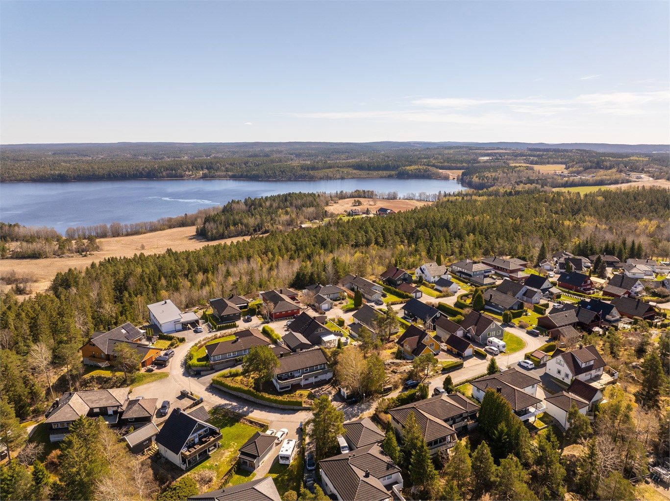 Fine turområder er lett tilgjengelig fra Nordlitoppen, Bodalstranda ved Isesjøen er innenfor gangavstand.