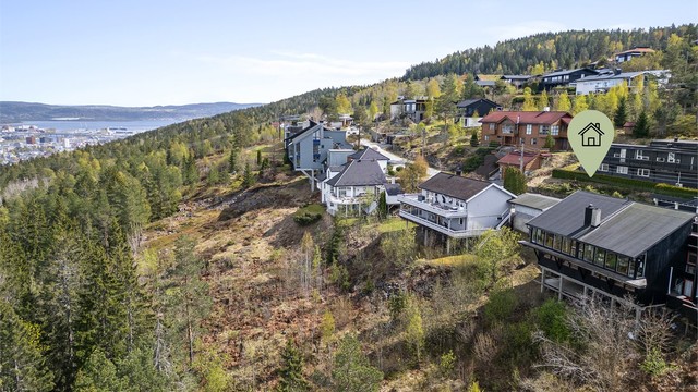 Boligen ligger i et barnevennlig området og i en blindvei med lite gjennomgangstrafikk.