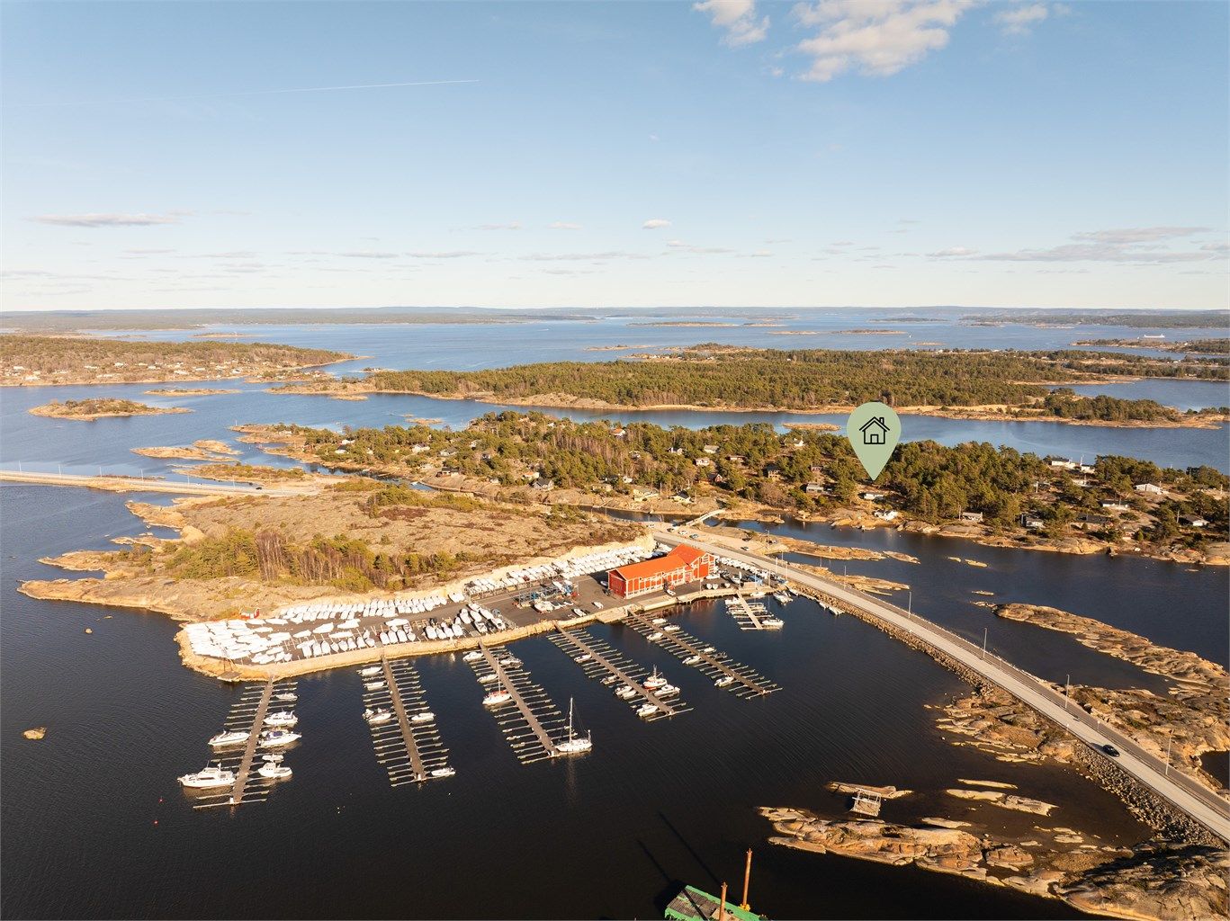 Med hytta følger båtplass av ca. 2,7 m. bredde i Hvaler båtforenings anlegg på Stokken. Årlig leie er kr. 5.800,-. Dette er et meget godt utgangspunkt for utflukter i øyriket.