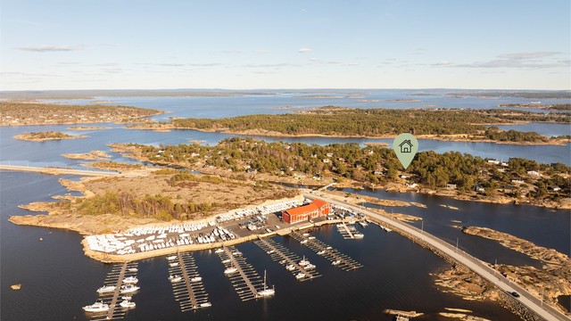 Med hytta følger båtplass av ca. 2,7 m. bredde i Hvaler båtforenings anlegg på Stokken. Årlig leie er kr. 5.800,-. Dette er et meget godt utgangspunkt for utflukter i øyriket.