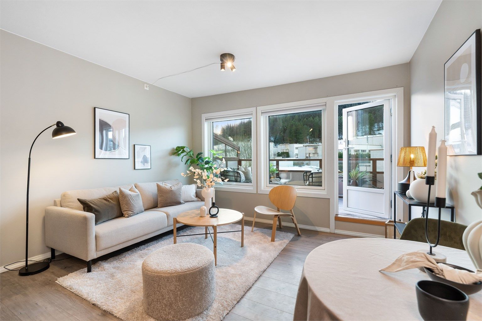 Stuen er lekker med behagelige farger og mye lysinnslipp. 