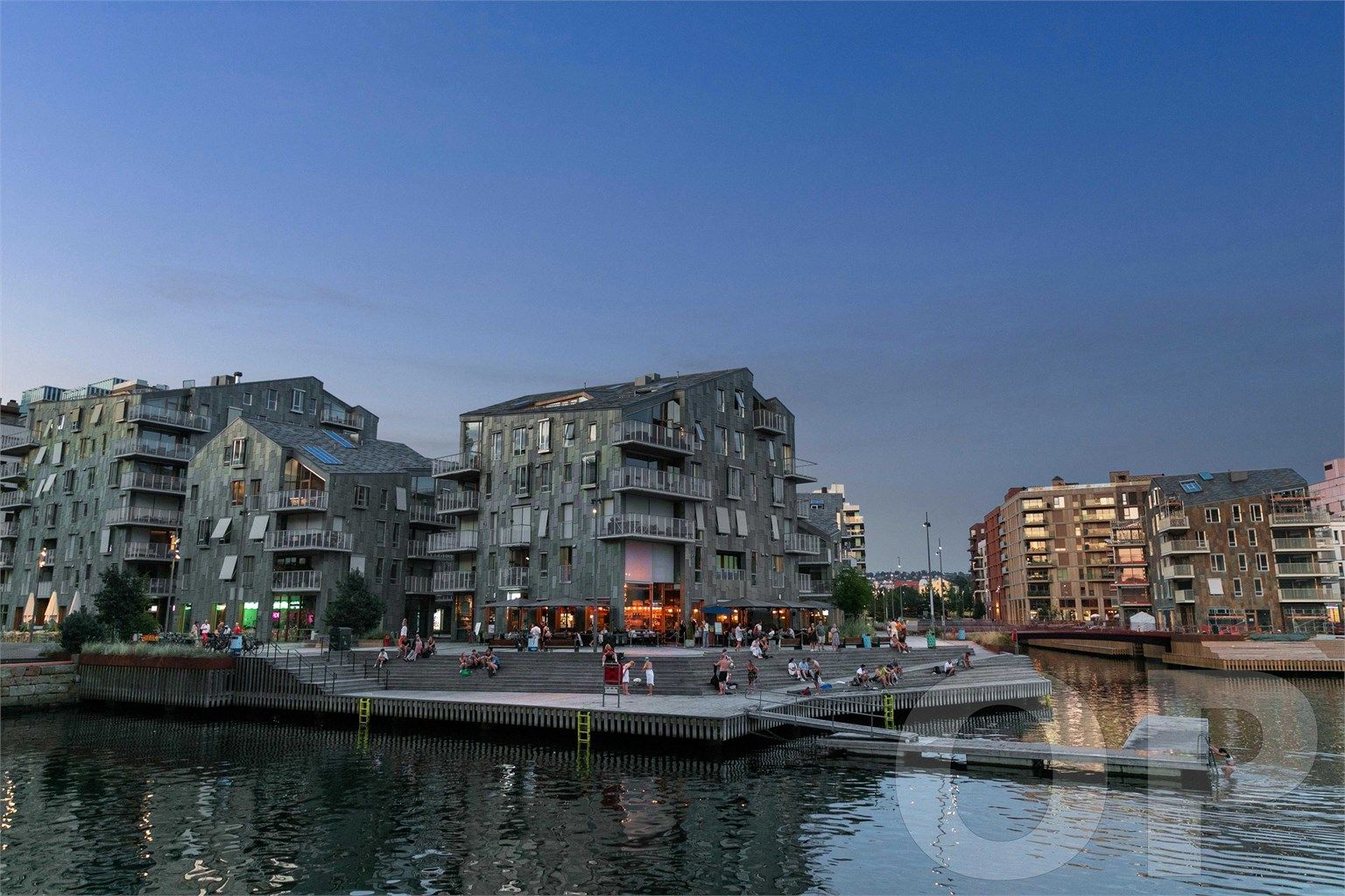 Her bor du midt i Bjørvikas pulserende byliv, med umiddelbar nærhet til restauranter, kulturtilbud og havnepromenaden.