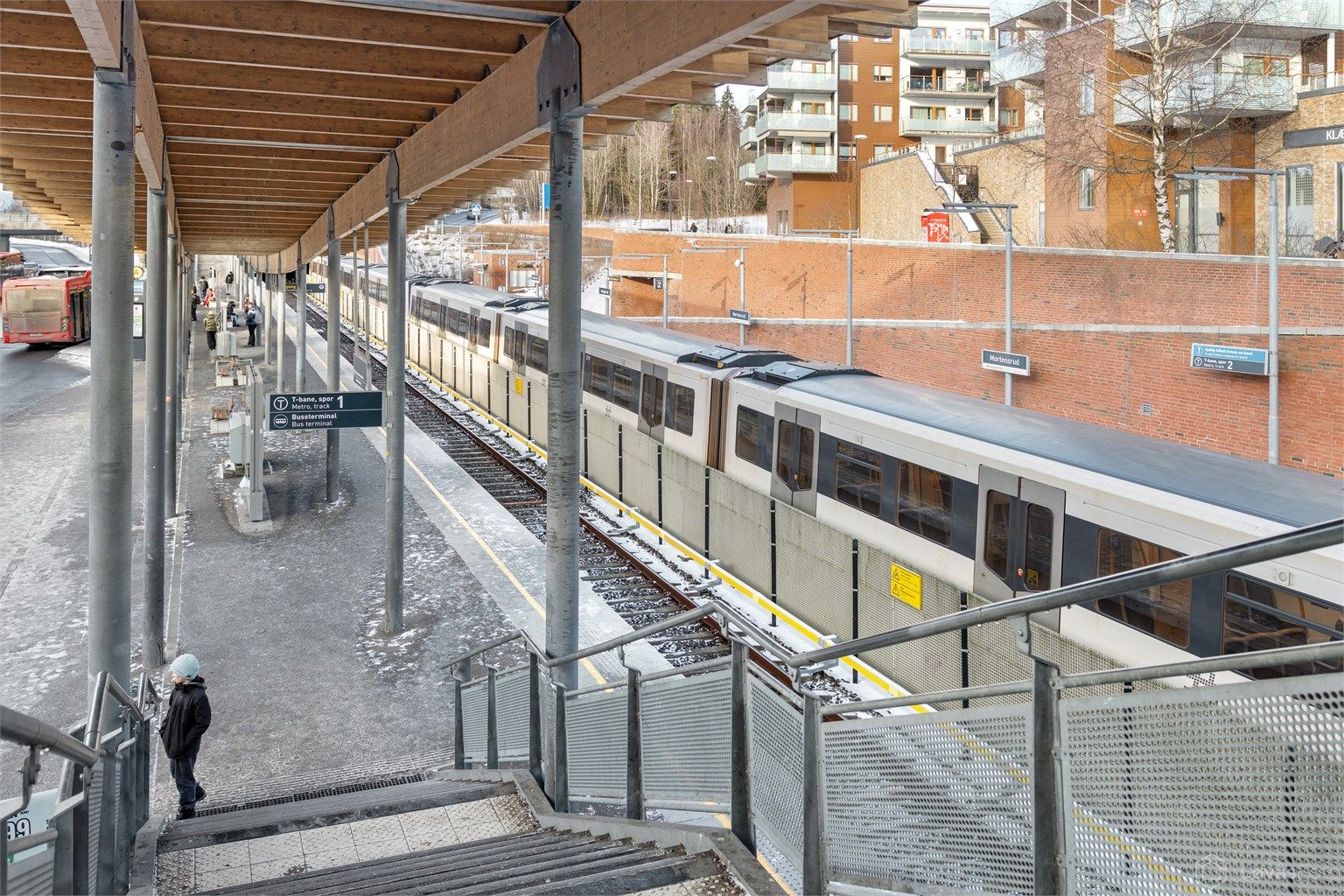 Fra Mortensrud stasjon tar T-banen deg effektivt inn til Oslo sentrum.