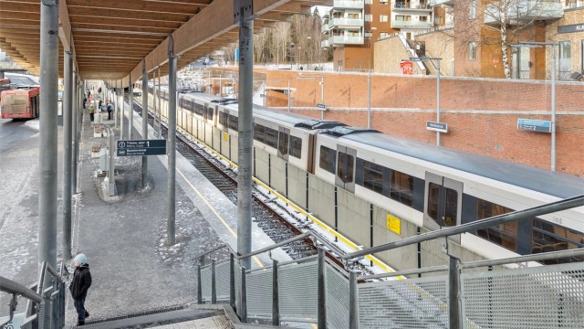 Fra Mortensrud stasjon tar T-banen deg effektivt inn til Oslo sentrum.