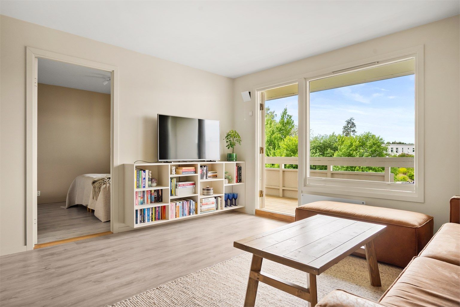 Stuen er av god størrelse, og det er så å si ingen innsyn. 