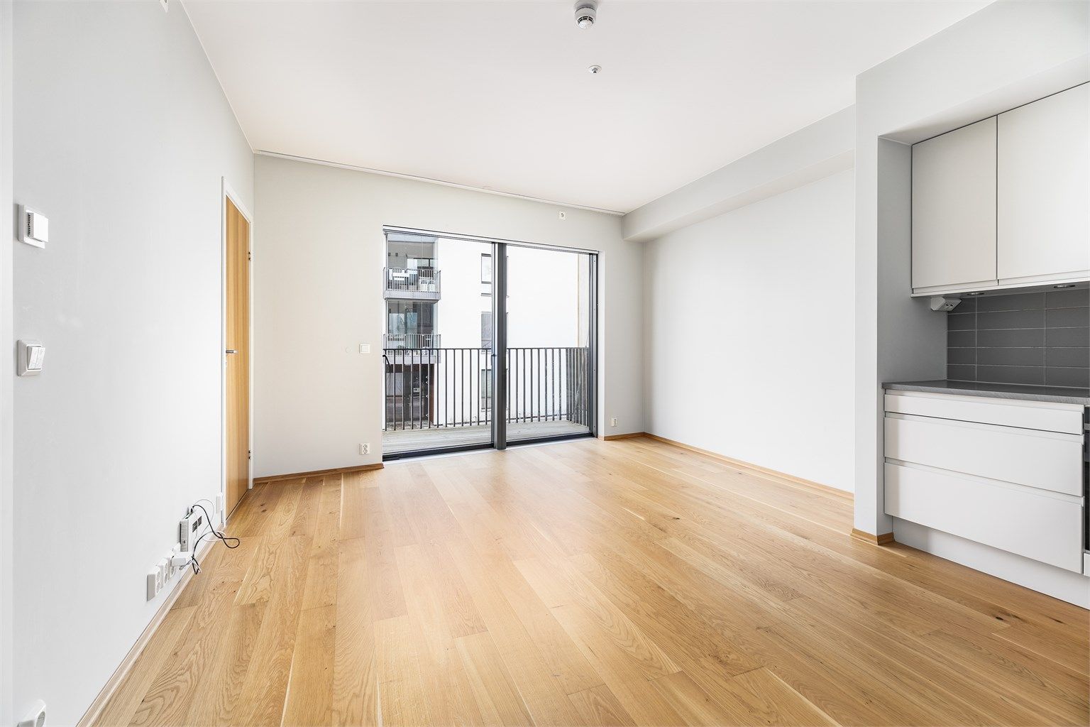 Romløsningen er meget effektiv; stuen og kjøkkenet samlet i åpen løsning. Store vinduer mot sør sikrer gode lysforhold.