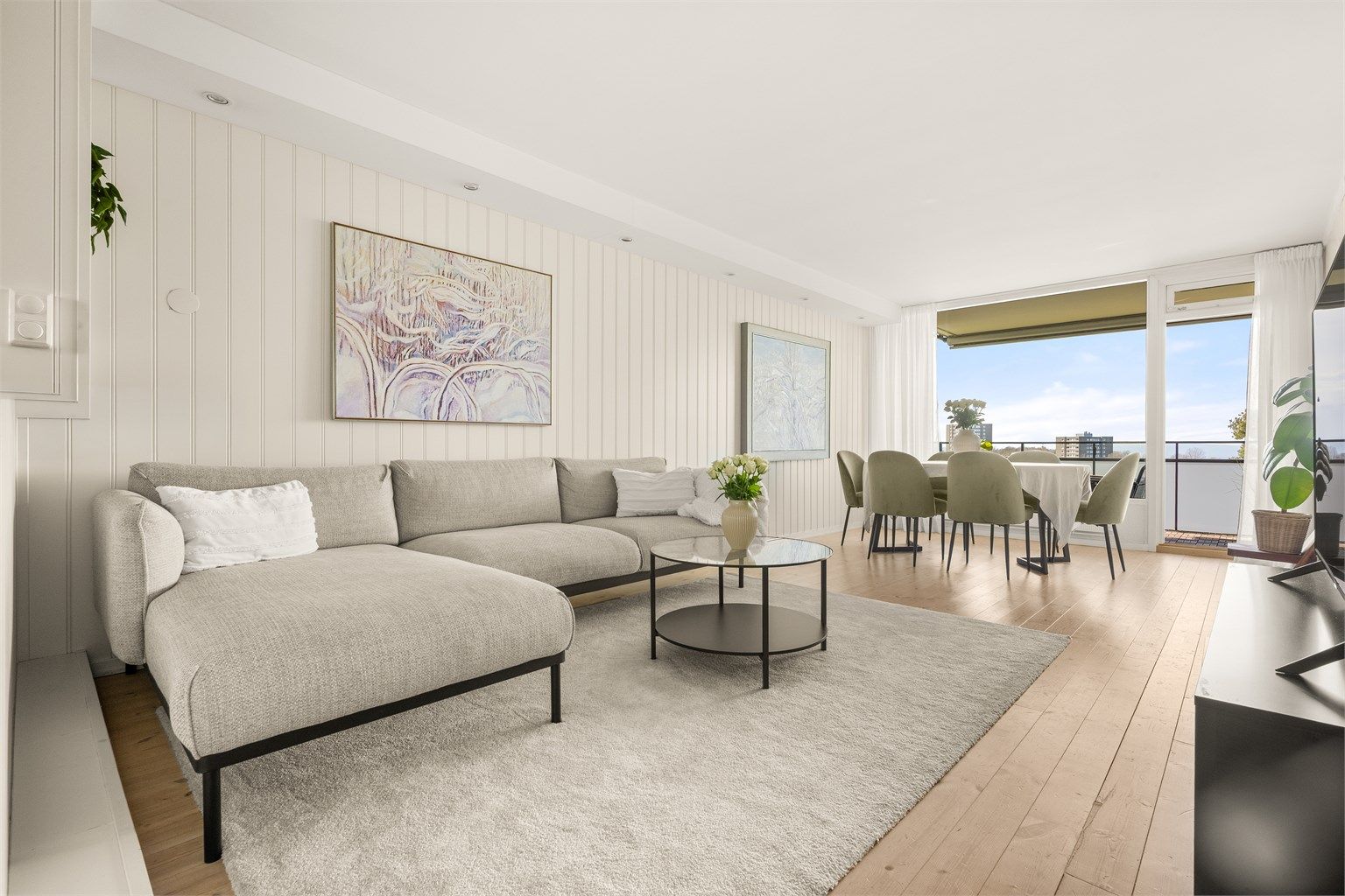 Charlotte Lunde v/Krogsveen har gleden av å presentere en lys og gjennomgående 3-romsleilighet med stor, solrik balkong. 