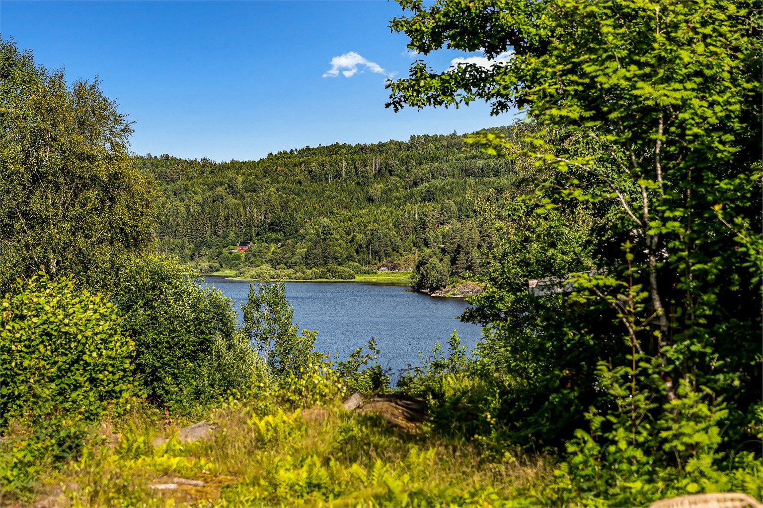 Hytta ligger meget usjenert til, med nydelig utsikt mot Åsrumvannet.