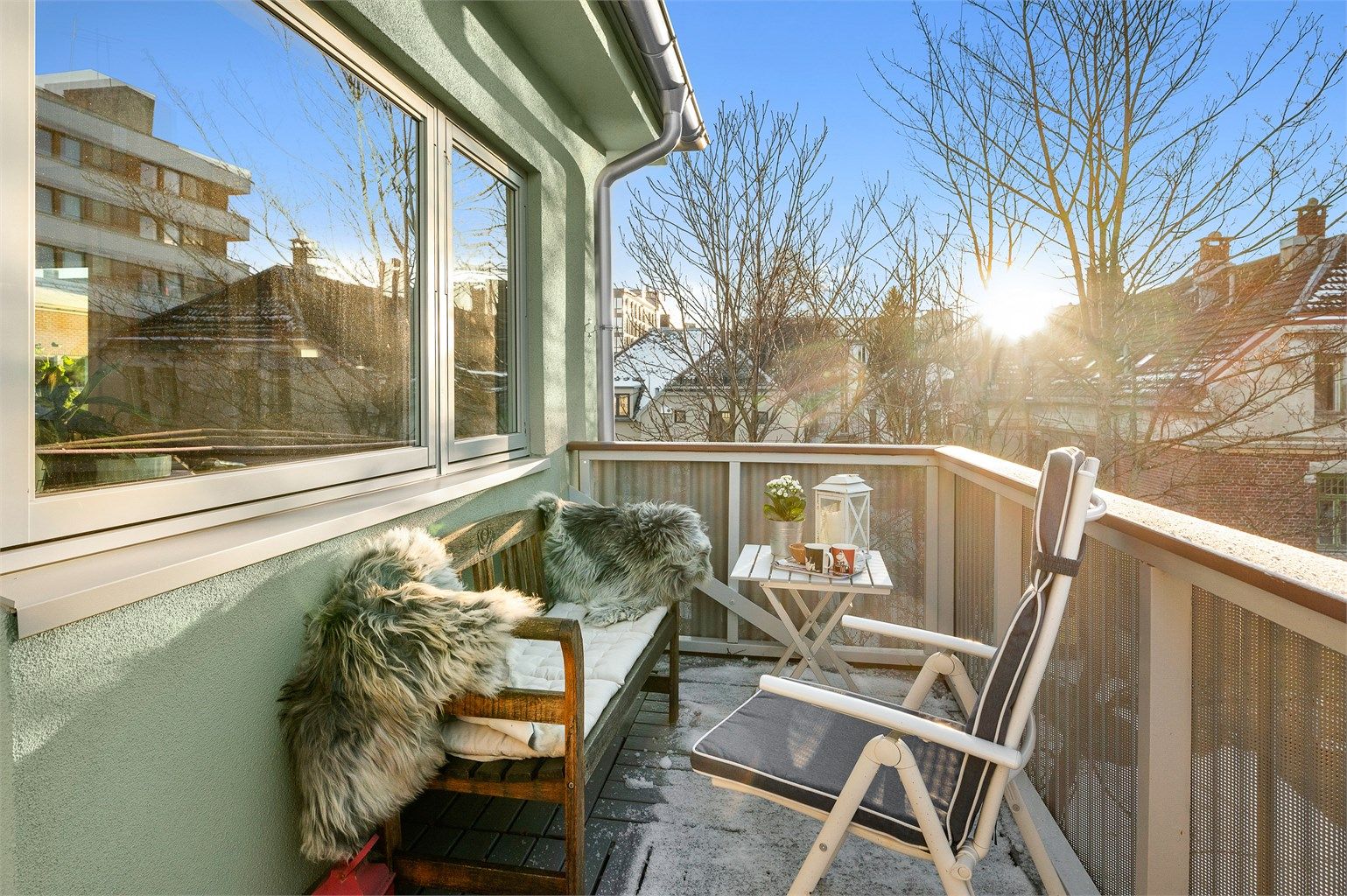  Leiligheten ligger perfekt til på enden i aksjelagets øverste etasje, med kort vei til en rekke dagligdagse servicetilbud, gode kollektivmuligheter og fantastiske turmuligheter. 