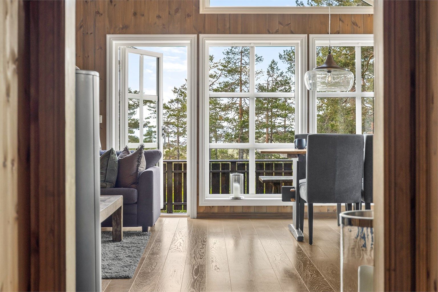 Store vindusflater som sørger for rikelig med naturlig lys og flott utsikt til naturen.