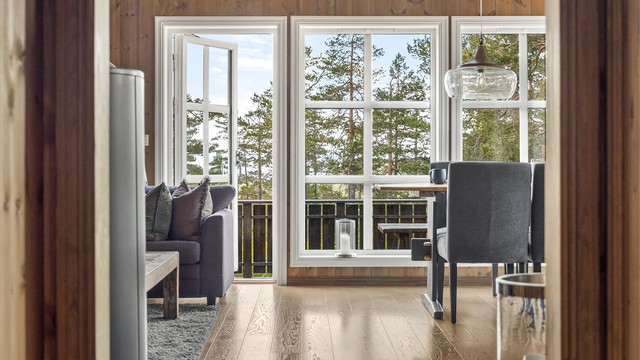 Store vindusflater som sørger for rikelig med naturlig lys og flott utsikt til naturen.