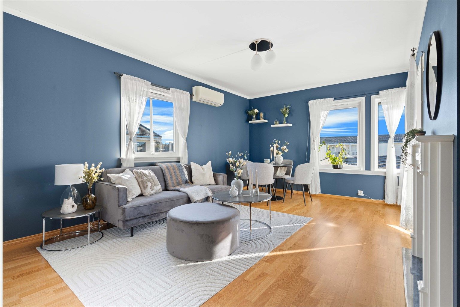 Her er det parkettgulv. Taklampen i stuen følger ikke med. 