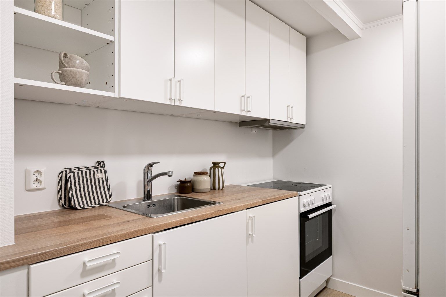 Kjøkkenet i underetasjen har innredning fra Ikea med benkeplate fra 2026. 