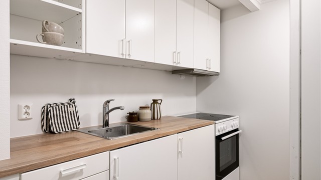 Kjøkkenet i underetasjen har innredning fra Ikea med benkeplate fra 2026.