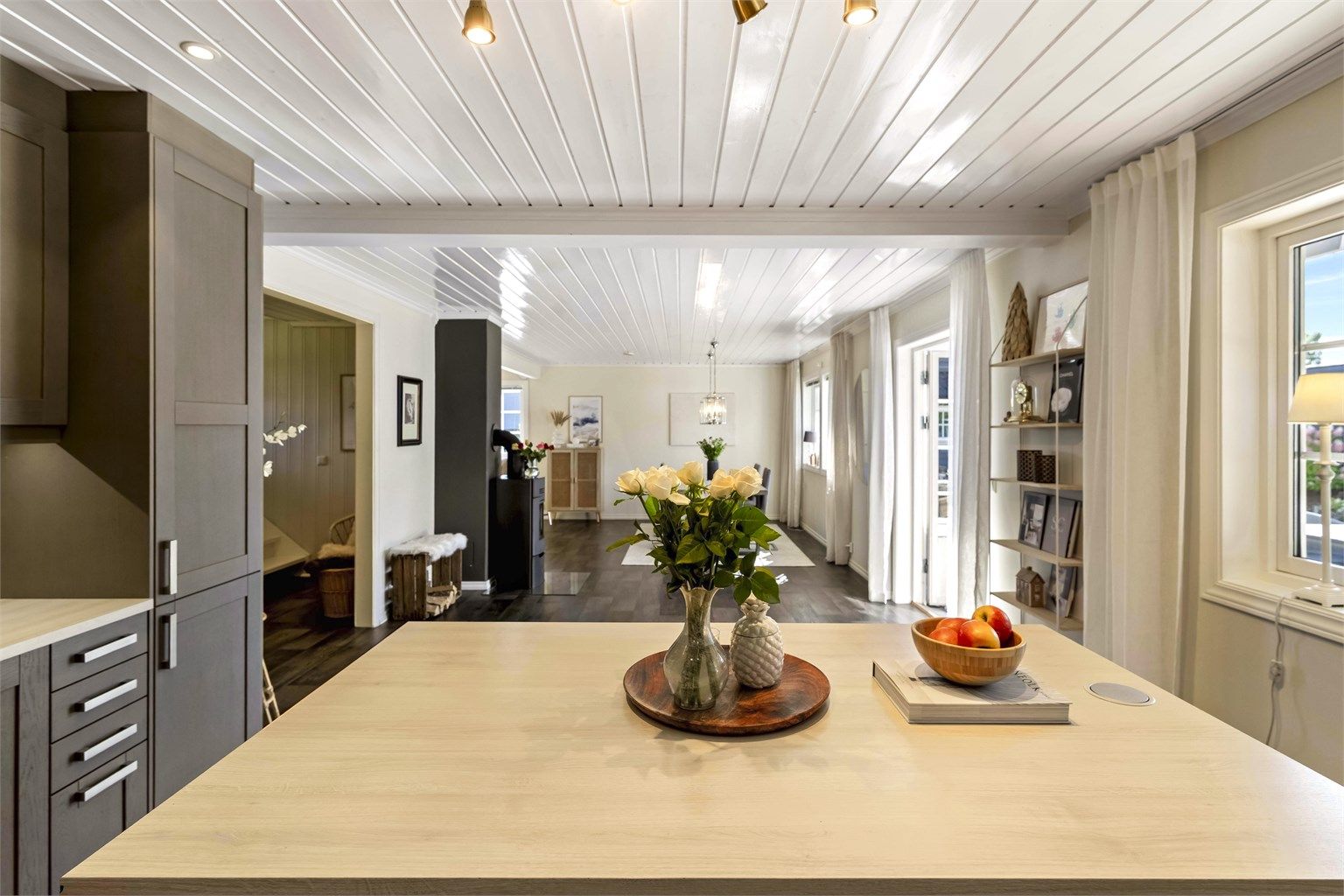 Sosial og åpen sone hvor man har kontakt med familie og gjester