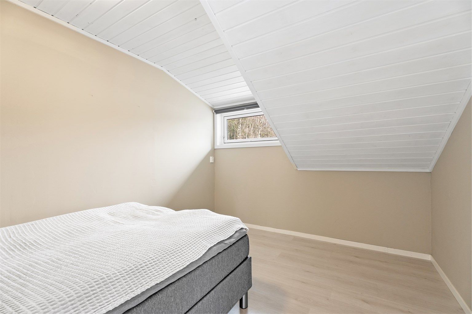 Ett av rommene er innredet til soverom, men er ikke godkjent til varig opphold eller bruksendret. 