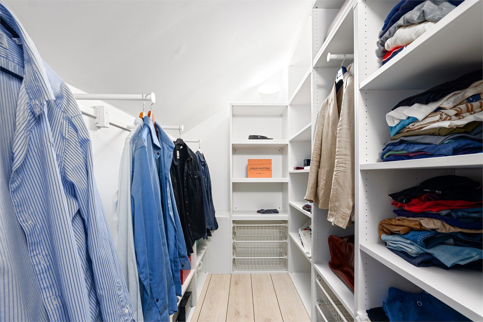 I hovedsoverommets walk-in closet kan klær og tilbehør oppbevares vel organisert.